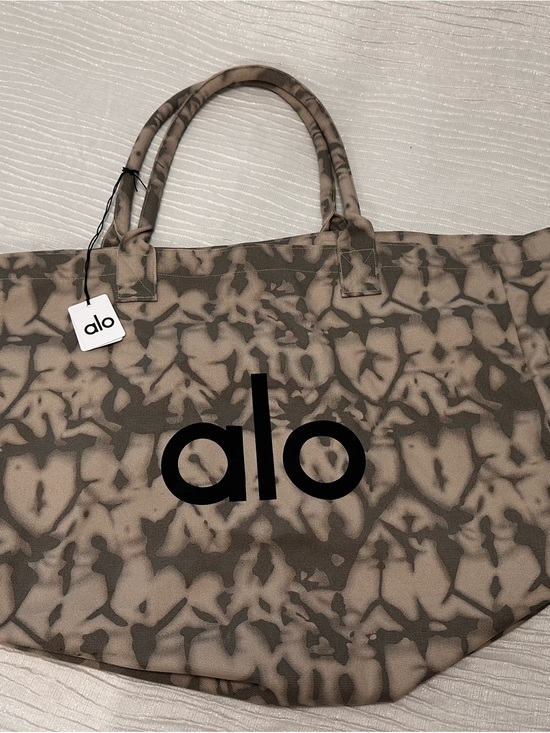 ALO Yoga Handbags - ALO Yoga Neutral Tie-Dye Beige and Taupe Tote